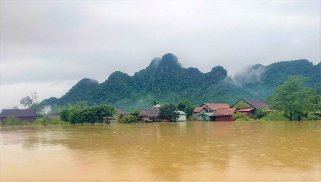 'Làng du lịch tốt nhất thế giới' ở Quảng Bình chìm trong biển nước - 1