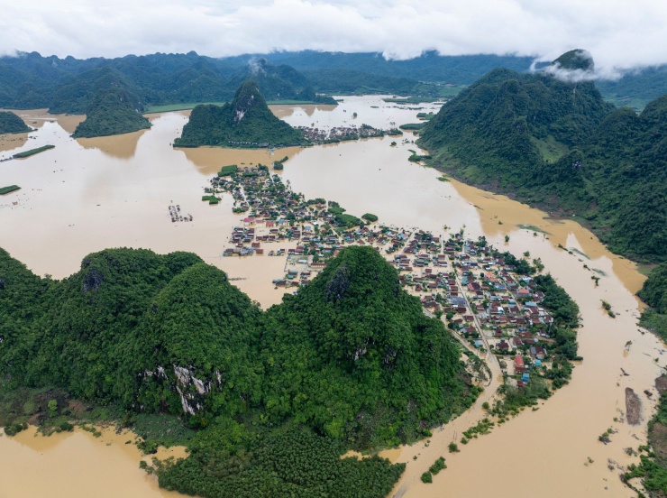 Ngắm ‘làng du lịch tốt nhất thế giới’ đẹp như tranh trong nước lũ - 1