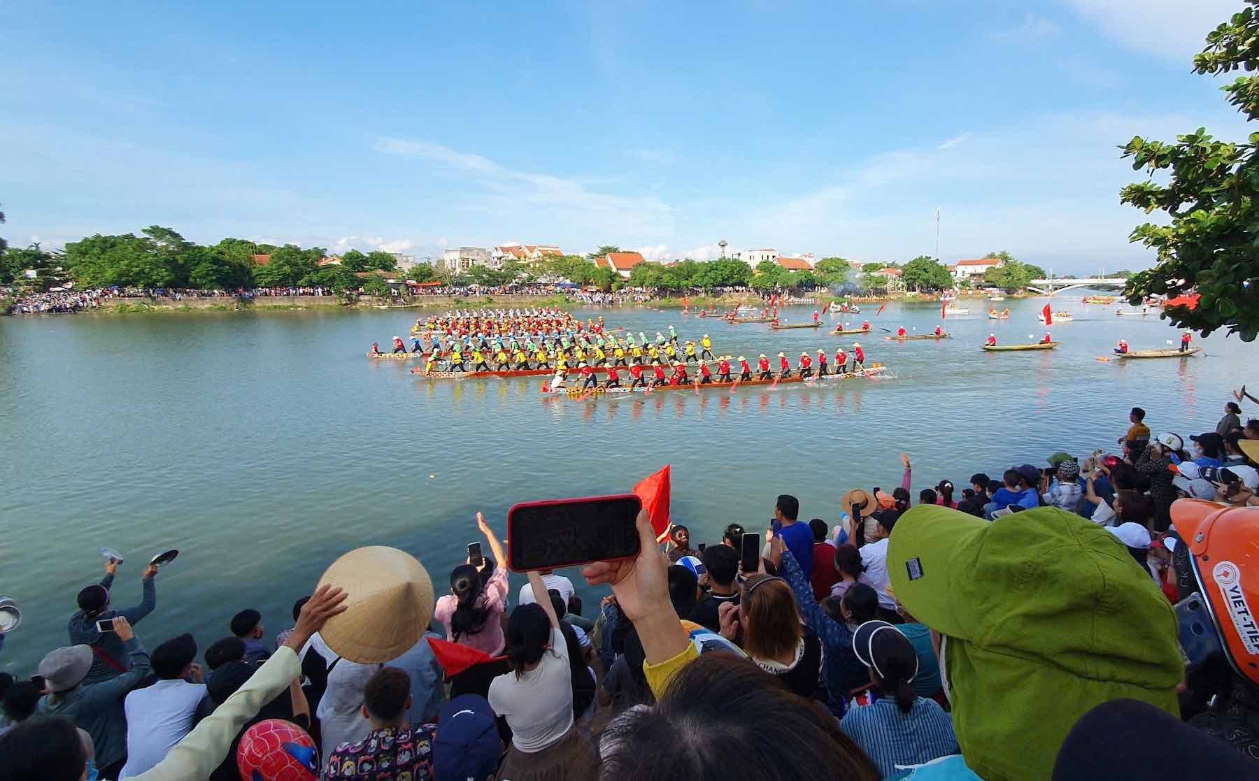 Lễ hội đua, bơi thuyền truyền thống trên sông Kiến Giang thu hút hàng nghìn người theo dõi. Ảnh: Công Sáng