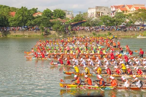 Hàng nghìn người dân chen chân xem đua thuyền ngày Tết Độc lập