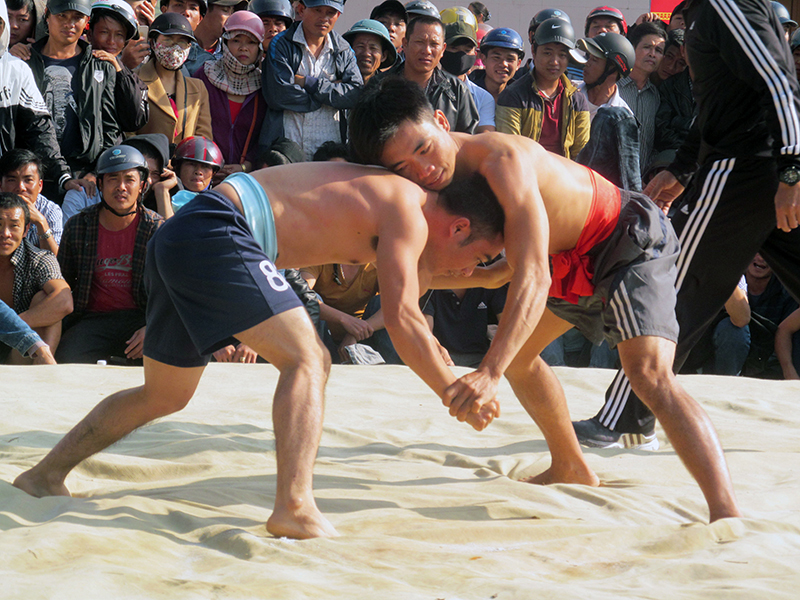 Đấu vật trong lễ hội cầu yên ở làng Đông Dương (xã Quảng Phương).