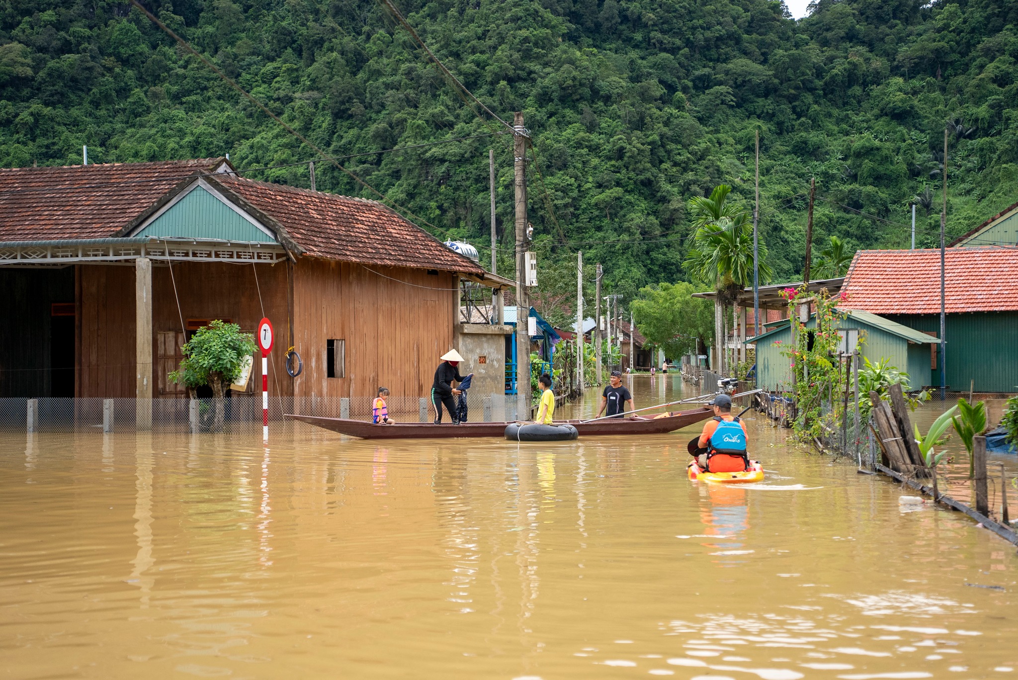 Du khách chèo SUP, ở nhà phao, trải nghiệm vùng 