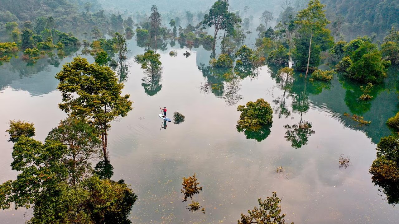 Du khách chèo SUP, ở nhà phao, trải nghiệm vùng 