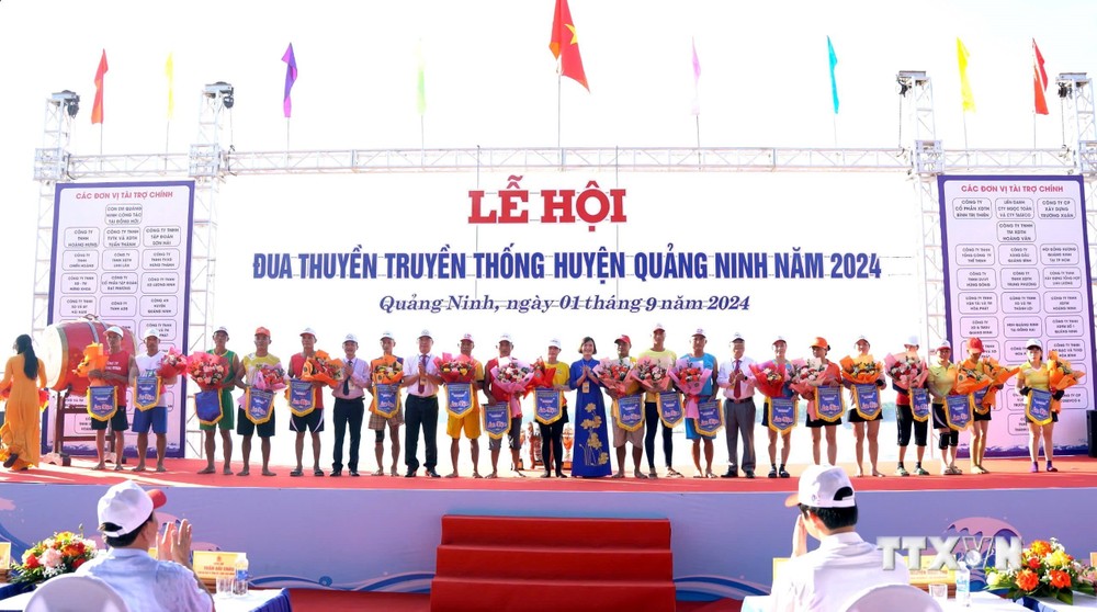 vna_potal_quang_binh_soi_noi_le_hoi_dua_thuyen_truyen_thong_tren_song_nhat_le_7568328.jpg