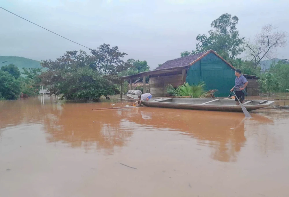 Mưa lớn kéo dài cũng khiến nhiều nhà dân tại huyện Tuyên Hoá ngập sâu trong lũ. Ảnh: CTV