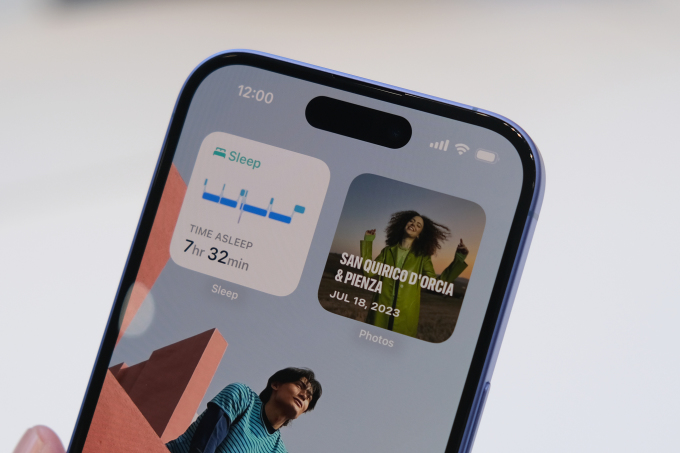 Màn hình tần số quét 60 Hz là điểm yếu lớn của iPhone 16 cơ bản. Ảnh: Tuấn Hưng