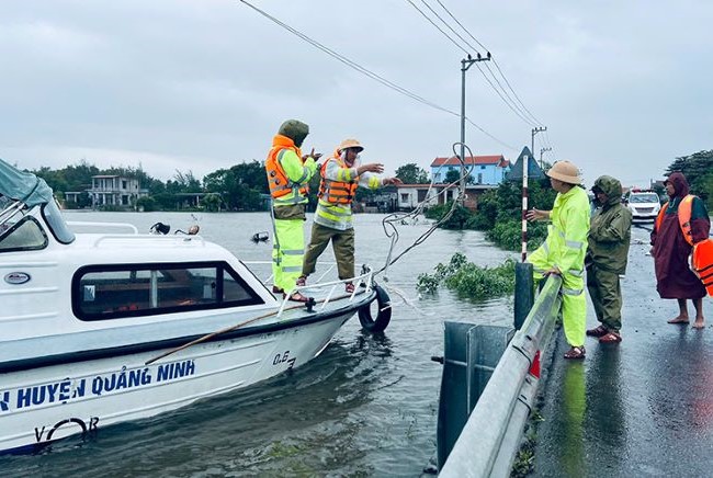 Sau 2 ngày tìm kiếm, lực lượng chức năng huyện Quảng Ninh đã tìm thấy thi thể ông Cứ.