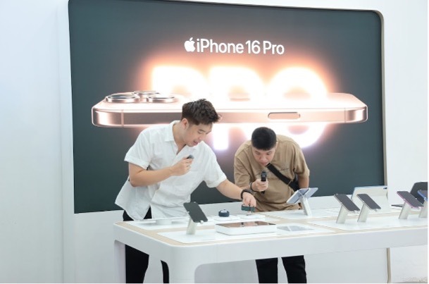 Khách hàng tìm hiểu các dòng máy iPhone 16 Series tại cửa hàng Viettel Store. Ảnh: Viettel Store