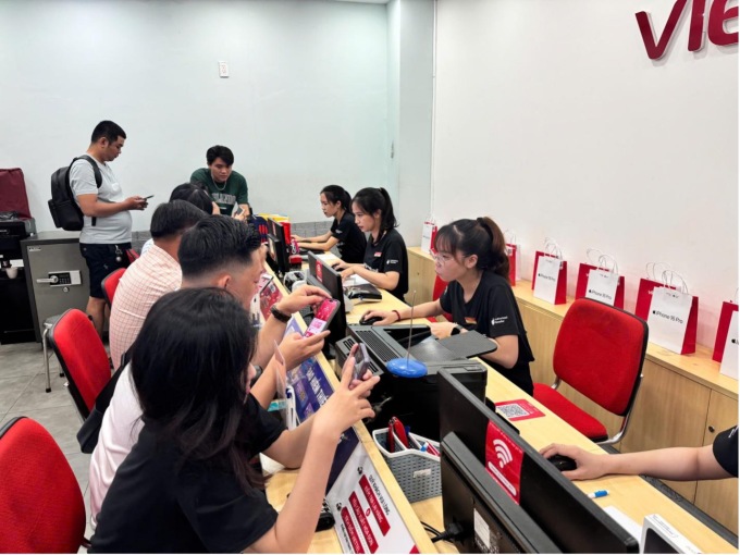 Trải nghiệm trực tiếp khi mua iPhone 16 tại Viettel Store. Ảnh: Viettel Store