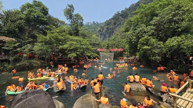 Tỉnh có hang động lớn nhất thế giới của Việt Nam thắng lớn về du lịch, đón hơn 5 triệu lượt khách, doanh thu ước đạt gần 6.000 tỷ đồng - ảnh 1