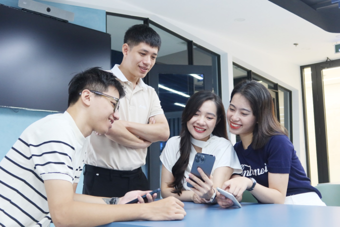 Người dùng trải nghiệm VietinBank iPay Mobile. Ảnh: VietinBank